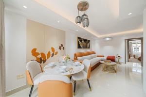Timeless Luxury 2 Bedroom Apartment in Coveted Mayfair H9