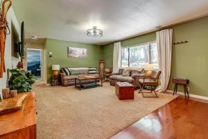 Hike and Ski! Cabin 20 Mi to Soda Springs Mtn Resort