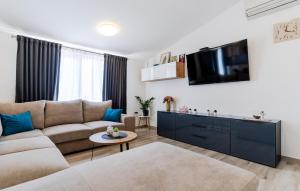 3 Bedroom Beautiful Apartment In Solin 