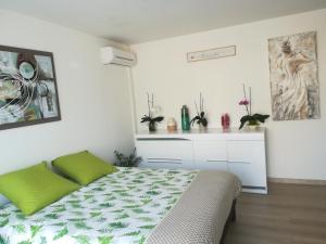Villas - 30 pour cent semaine du 19 juillet Villa 12 p entre Nice et Cannes piscine clim : photos des chambres