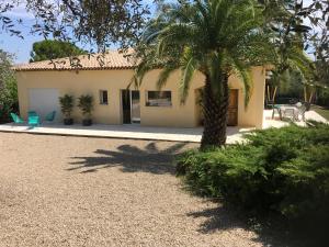 - 30 pour cent semaine du 19 juillet Villa 12 p entre Nice et Cannes piscine clim