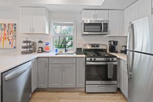 4BR 2BA Hot Tub Home By The Bay