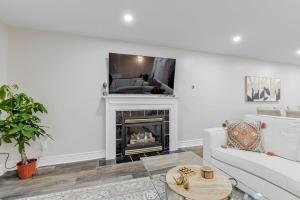 Innisfil retreat, hot tub, Sauna, EV plug, Generac