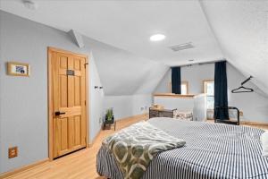 GrandVictorian Sale Sleeps23 ArcadeGameFloor BBQ