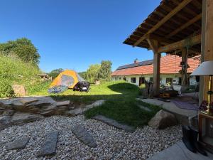 127 let stará chalupa se spaním na peci a finskou saunou