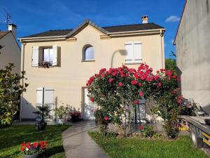 Maisons de vacances Maison Familiale au coeur d-aulnay sud, proche gare, aeroport CDG, Parc des expositions : Maison 4 Chambres