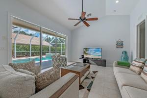 Paradise Retreat Saltwater Luxury Pool with Hot Tub