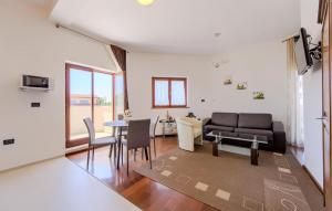 1 Bedroom Beautiful Apartment In Pula 