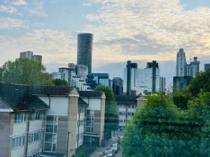 Nice bedroom with private bathroom and and a new quality mattress in London Canary Wharf for short stay or long let near O2 and Excel Exhibition centre and easy to reach fromairports in around London