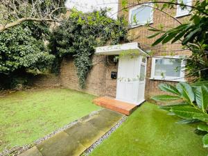 Nice bedroom with private bathroom and and a new quality mattress in London Canary Wharf for short stay or long let near O2 and Excel Exhibition centre and easy to reach fromairports in around London