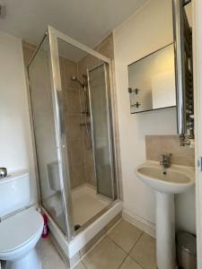 Nice bedroom with private bathroom and and a new quality mattress in London Canary Wharf for short stay or long let near O2 and Excel Exhibition centre and easy to reach fromairports in around London