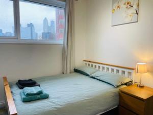 Nice bedroom with private bathroom and and a new quality mattress in London Canary Wharf for short stay or long let near O2 and Excel Exhibition centre and easy to reach fromairports in around London