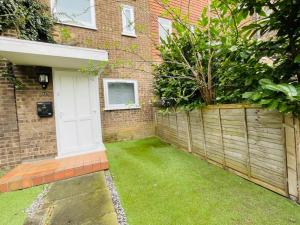 Nice bedroom with private bathroom and and a new quality mattress in London Canary Wharf for short stay or long let near O2 and Excel Exhibition centre and easy to reach fromairports in around London