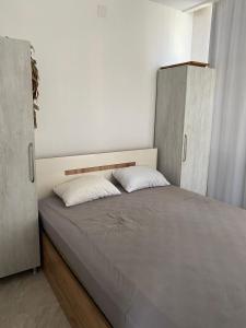 Сдается двухкомнатная квартира с балконом в Гонио с прекрасным видом на горы