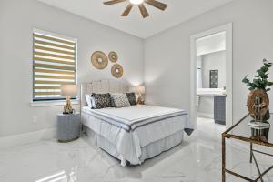 Luxury Suites Pool Fast Internet Close to Vanderbilt Beach