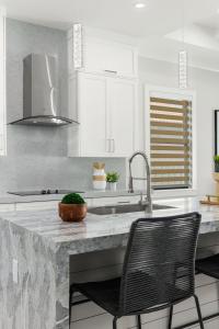 Luxury Suites Pool Fast Internet Close to Vanderbilt Beach