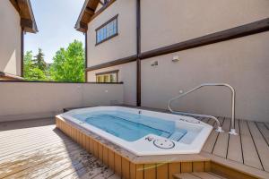 Walk to Main Street Hot Tub Gym and Game Room