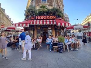 1 mins gare Montpatnasse ,close to Eiffel tour and Louvre meusm,amusing place