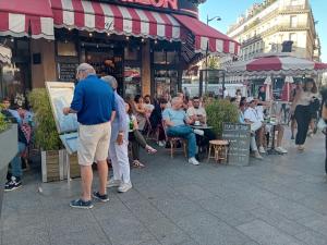 1 mins gare Montpatnasse ,close to Eiffel tour and Louvre meusm,amusing place