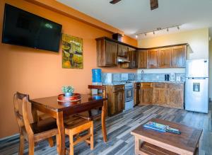 MG Luxury Oasis, Ocean View, King Suite, Pool, Patio, short walk to Beach