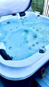 Modern Apartment with Jacuzzi & Sea views