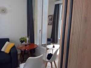 1 mins gare Montpatnasse ,close to Eiffel tour and Louvre meusm,amusing place