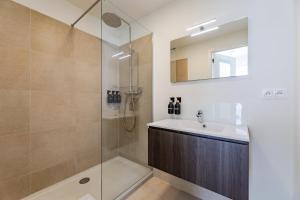 Large studio apartment in a serviced building