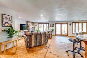 Oregon Farmhouse Hideaway on 53 Acres