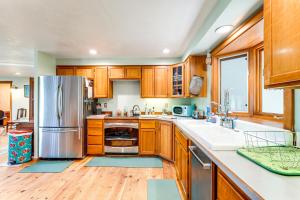 Oregon Farmhouse Hideaway on 53 Acres