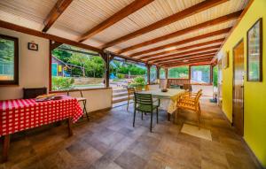 Stunning Home In Brest Pokupski 
