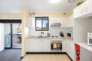 Queen Room in Auburn - Central Stay with Convenience - Shared Bathroom