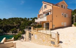 3 Bedroom Amazing Apartment In Milna