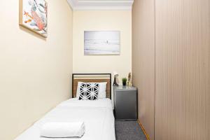 Well-Located Single Room in Auburn - Near Station and Shops - Shared Bathroom