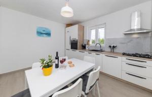 3 Bedroom Nice Home In Nin 