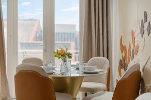 Exquisite 2-Bedroom Luxury Apartment in Prestigious Mayfair H3