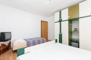 Apartments by the sea Stomorska, Solta - 20039