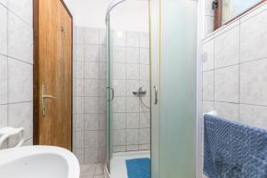 Apartments by the sea Stomorska, Solta - 20039