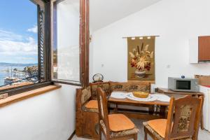 Apartments by the sea Stomorska, Solta - 20039