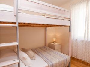 Apartments with parking space Bol, Brac - 23375