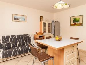 Apartments with parking space Bol, Brac - 23375