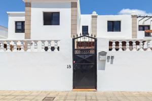 Habitación cerca del aeropuerto y playa en una casa familiar
