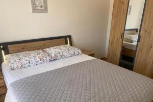 Apartments with parking space Lopar, Rab - 24597