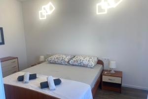 Apartments with parking space Lopar, Rab - 24597