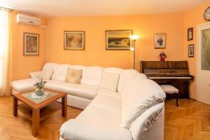 Apartments with parking space Split - 24725