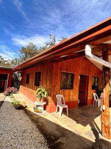 Ecos del Poás junto a la piscina