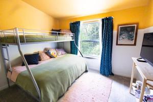 Saltwater Hot Tub, Forest Retreat, Minutes to Town