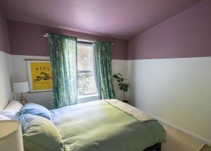 Saltwater Hot Tub, Forest Retreat, Minutes to Town