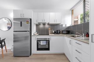 Sunny 1BR Apt Near Hospital, QUT & CBD with Parking!