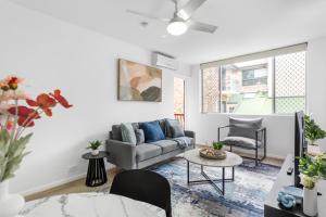 Sunny 1BR Apt Near Hospital, QUT & CBD with Parking!