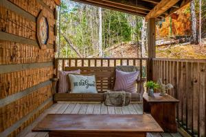 Quiet-Hot Tub-Fireplace-Honeymoon-Hiking-Relax